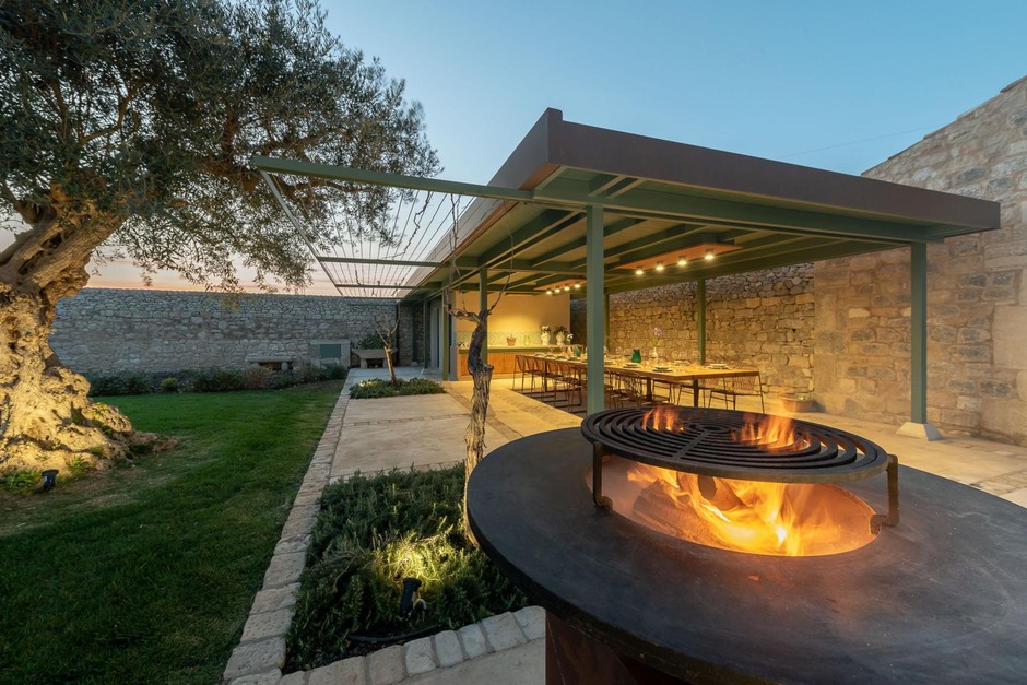 villa for rent sicily barbecue bbq outdoor kitchen dining table