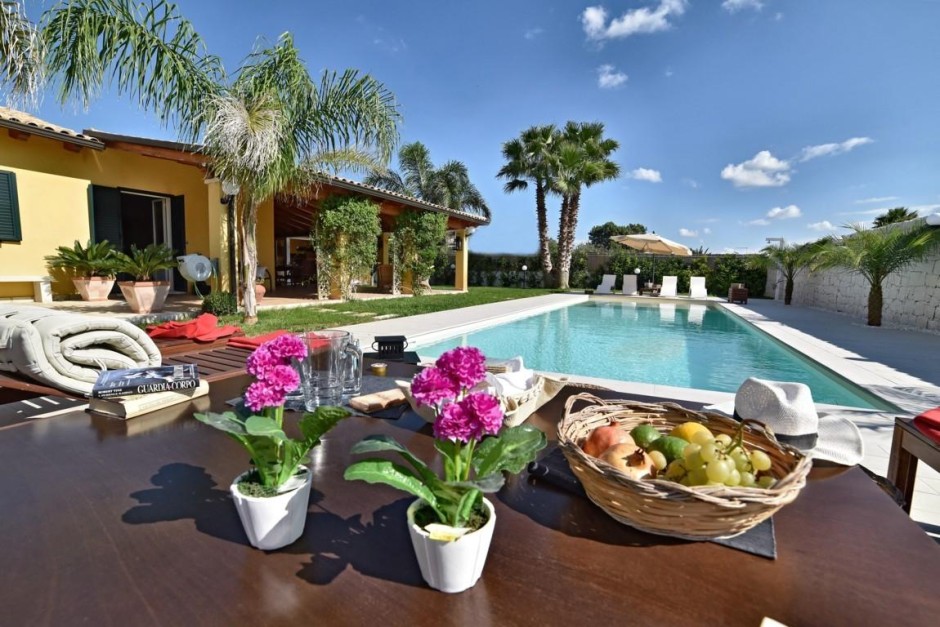 villa with private parking private pool and secured perimeter