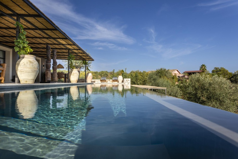 villa with swimming pool and breathtaking view, modern furnishing luxury stay in Sicily
